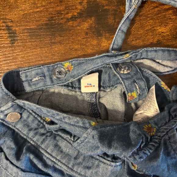 Old Navy Kids Denim Sunflower Ruffle Short Overalls Blue (Girls 4T) - Picture 7 of 9
